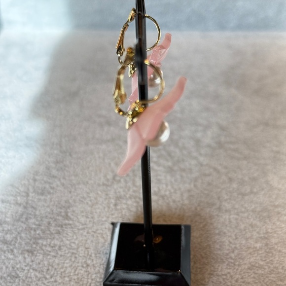 Pearl petal earrings - Picture 3 of 5